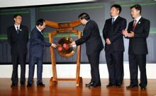 伊普國際上市鳴鑼。左為文一波 伊普國際上市鳴鑼。左為文一波