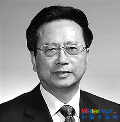 1985年5月加入民建。全國人大常委會副委員長，現任民建中央主席，中國國際交流協會副會長，中國和平統一促進會副會長，中華思源工程扶貧基金會理事長，曾任監察部副部長。