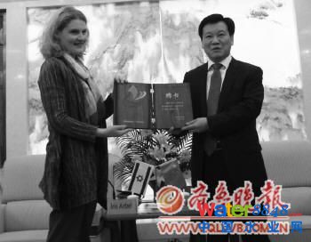 市長張光峰向以色列RBL公司執(zhí)行董事IrisArbel女士頒發(fā)市政府經(jīng)濟(jì)顧問聘任書。本報(bào)記者楊玉龍攝