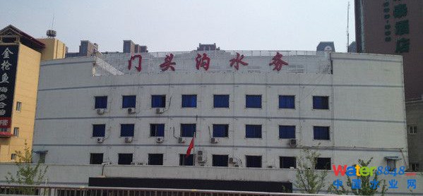 據21世紀網報道,碧水源子公司北京碧水源環境科技有限公司的注冊地在門頭溝區水務局人力資源辦公室,同時,門頭溝水務局在碧水源上市前三年都是其前五大客戶。據悉,碧水源能夠成功上市,與其在上市前幾乎壟斷了北京市政污水處理市場息息相關。