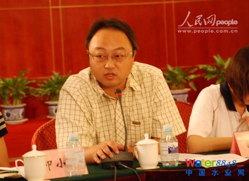 2010年8月28日,北京“十二五”規劃公眾建言會第四場在京舉辦,主題為“如何營造舒適環境,讓綠色引領生活?”。圖為北京市環境保護科學研究院總工程師潘濤 人民網記者 常紅攝