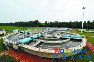 俯瞰平谷區(qū)馬坊鎮(zhèn)污水處理廠,麻雀雖小五臟俱全,滿足了周邊多個村鎮(zhèn)的污水處理需要。