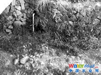 污水經過系統處理后由管道排入小溪