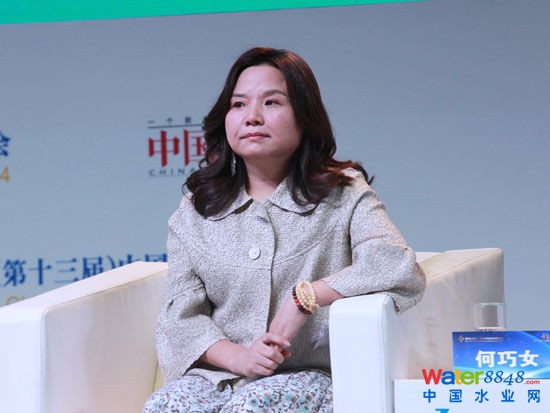 由《中國(guó)企業(yè)家》雜志社主辦的“2014(第十三屆)中國(guó)企業(yè)領(lǐng)袖年會(huì)”于12月12日-14日在北京舉行。上圖為北京東方園林董事長(zhǎng)何巧女。(圖片來源:新浪財(cái)經(jīng) 梁斌 攝)