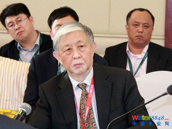 “2015中國綠公司年會”于4月20日在沈陽舉行。上圖為中國環(huán)境科學學會理事長、原國家環(huán)保總局副局長王玉慶。(圖片來源:新浪財經(jīng)劉海偉 攝)