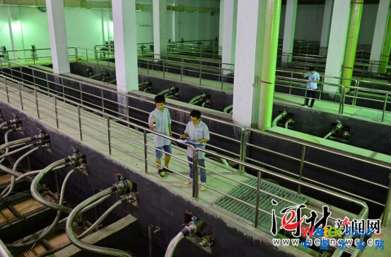 點擊打開原圖 8月19日,在石家莊正定新區地下式再生水廠,工人正在巡檢膜生物反應器。