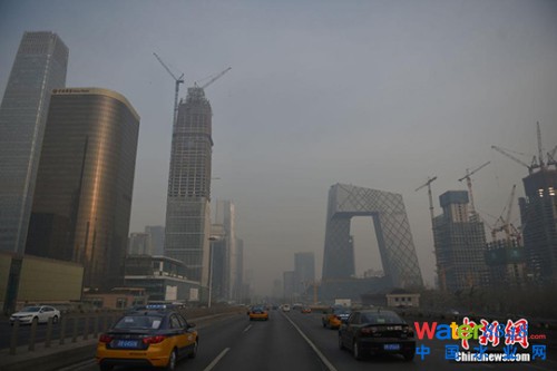 点击打开原图 12月19日,北京首次在空氣質量良好時提前預警,各部門應對進入“常態化”。根據紅色預警有關要求,啟動后將在全市范圍實施機動車單雙號行駛;建議中小學、幼兒園停課;企事業單位可實行彈性工作制等舉措。 <a target='_blank' >中新網</a>記者 金碩 攝