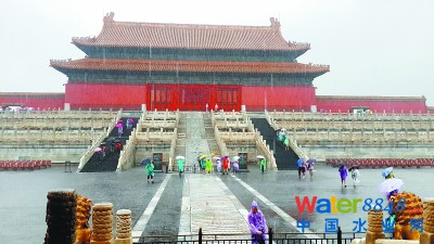 大殿前廣場積水不過腳背。