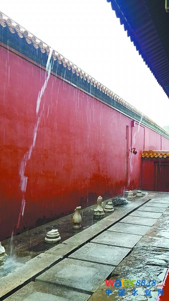 雨水沿著建筑屋頂琉璃瓦落到地面,順著明溝流到地下暗溝。