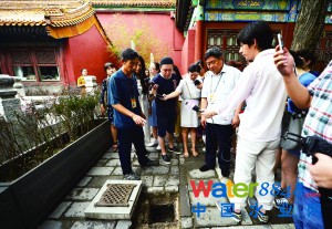 昨天,單霽翔院長(左五)檢查御花園內的排水系統維護工程。