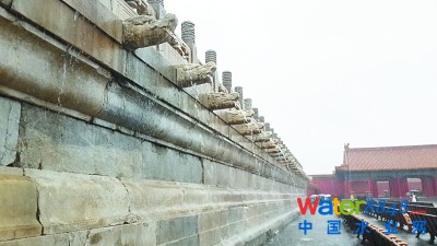 “千龍出水”——大殿臺基上的積水由螭首流出,入明溝排走。