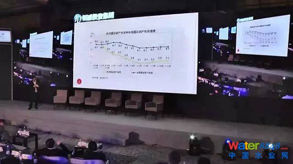 這表都是統(tǒng)計(jì)局的數(shù)字啊,為什么先說(shuō)固定資產(chǎn)投資呢,因?yàn)樗头康禺a(chǎn)有密切關(guān)系,和民間投資也有直接關(guān)系。民間投資直接下降,說(shuō)明民間投資對(duì)中國(guó)經(jīng)濟(jì)沒(méi)有信心,所以大量資金外流,導(dǎo)致外匯變化等等,這都是有密切關(guān)系的。