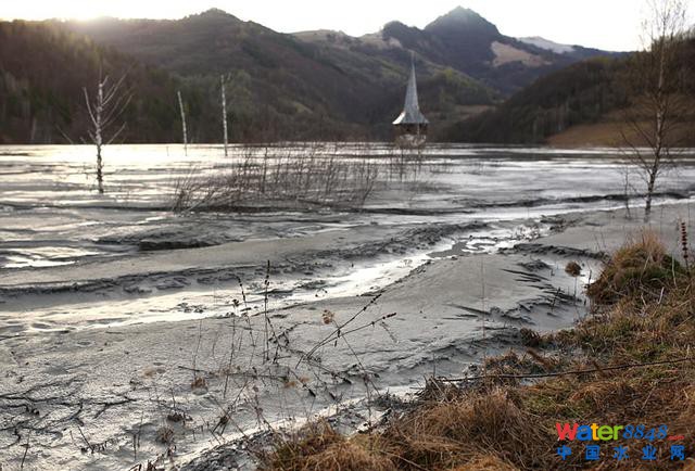 羅馬尼亞鬼鎮:污泥淤積陰森恐怖