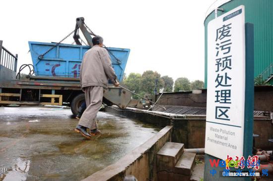 曾經是污染環境的豬糞,中溫發酵后變成沼氣,再經發電機變成電能并入國家電網,可供23000戶家庭照明一年,廢渣制成有機肥料,成為有機稻米、果園種植戶的搶手貨,產生更大的經濟價值。3月21日,在江西省進賢縣的一家生態循環農業示范園內,記者全程記錄了這套變廢為寶的低碳、零排放、高效益的生態循環體系。 王昊陽 攝