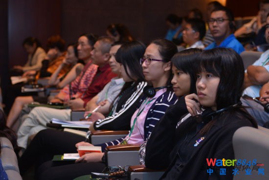 論壇吸引了高爾夫專業學生參與 論壇吸引了高爾夫專業學生參與
