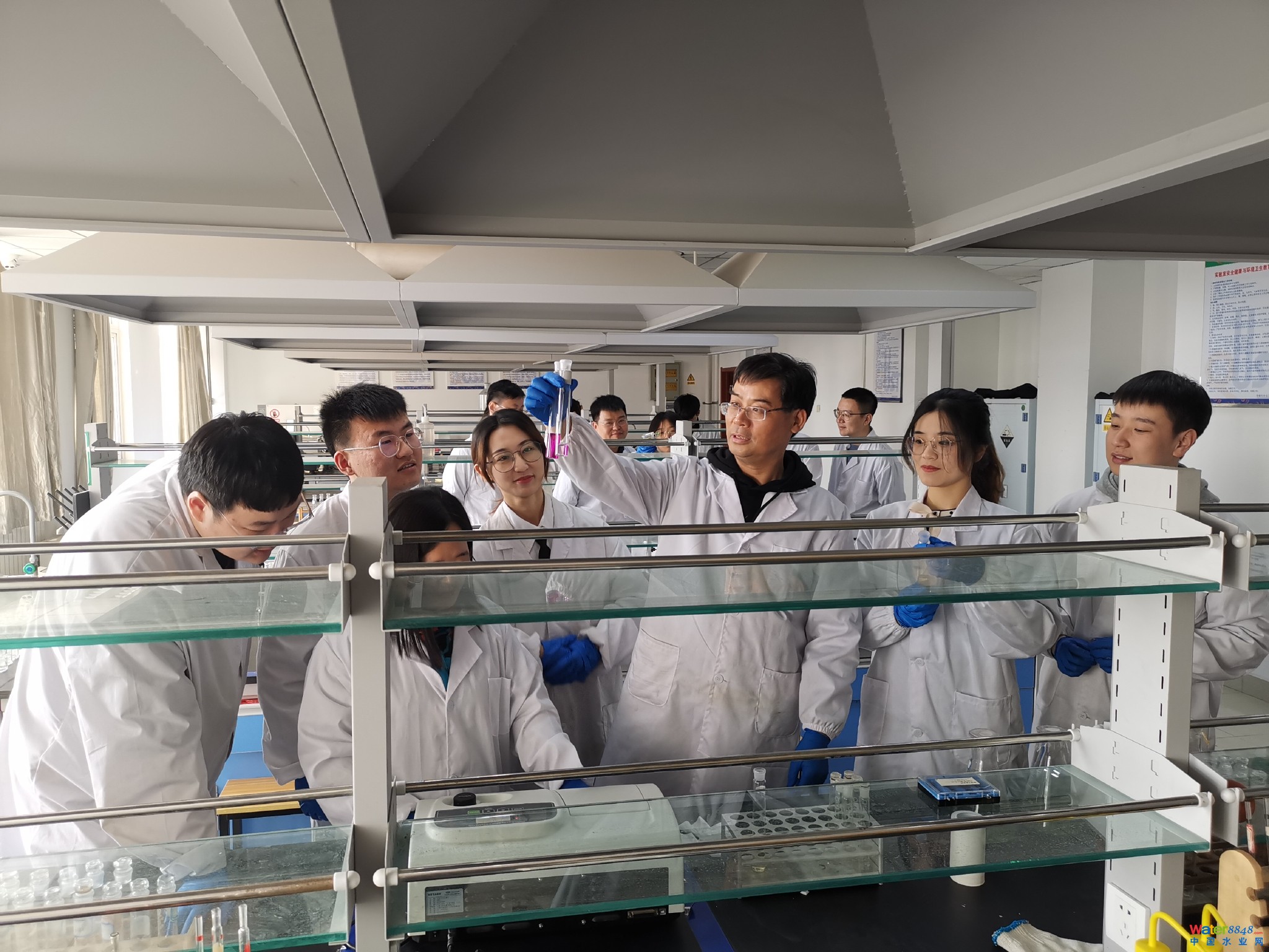 圖為匡少平教授團隊在實驗室做實驗 唐雯 攝
