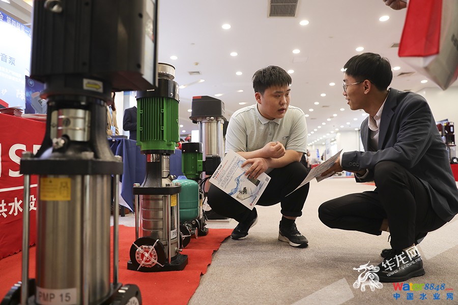 点击打开原图 現(xiàn)場展出的設備吸引了商家洽談。華龍網(wǎng)首席記者 李文科 攝