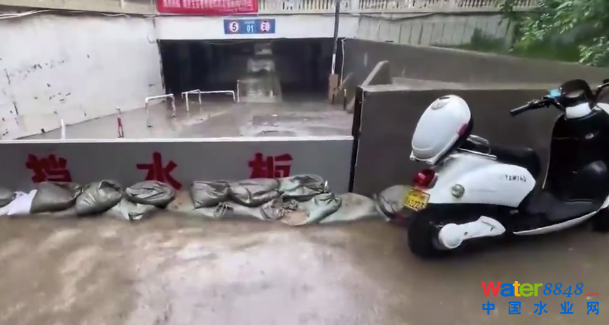 鄭州居民進(jìn)入"看海"模式:居民隔著防洪圍擋“看海” 街頭泡水車隨浪起伏