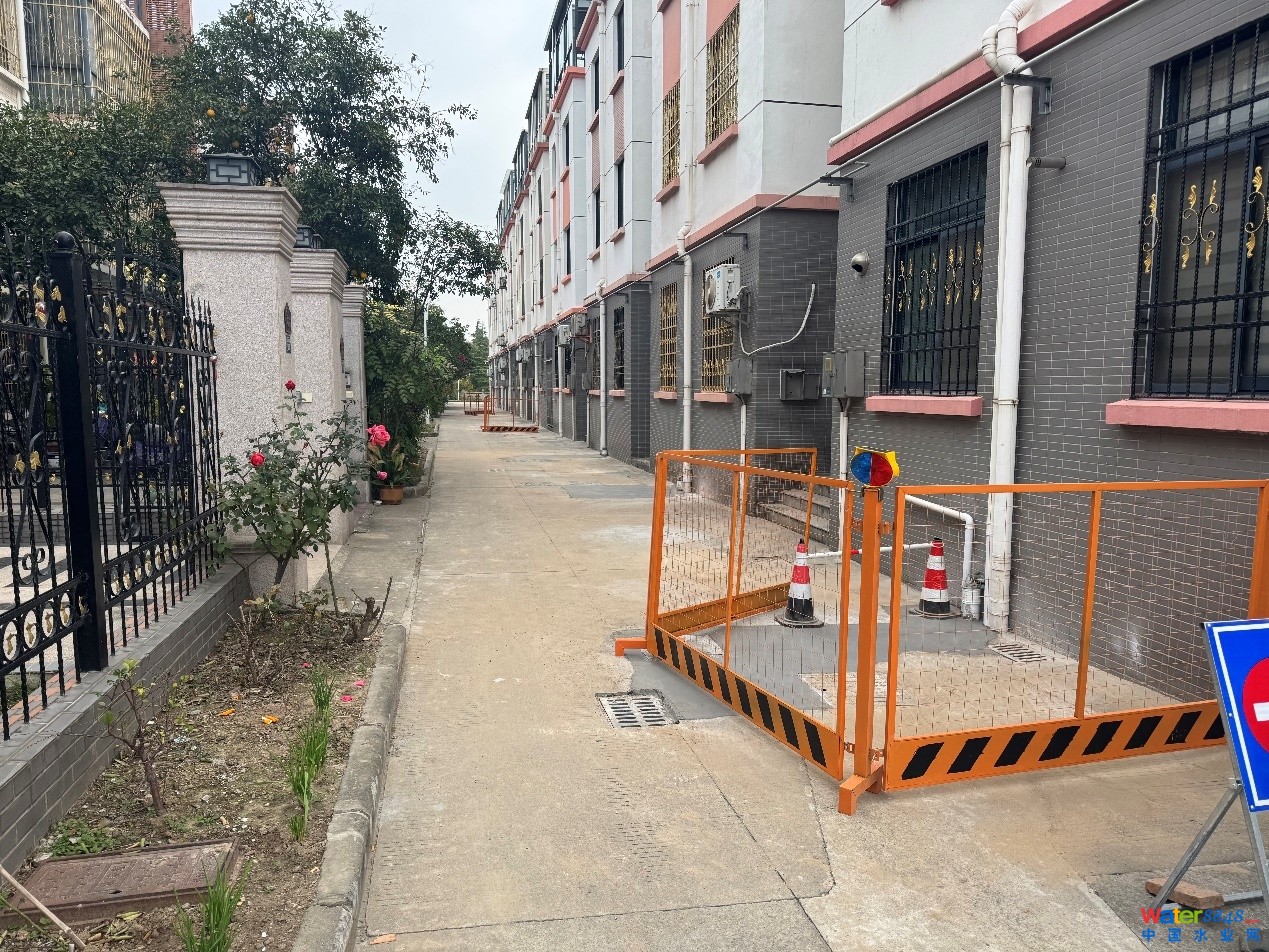 点击打开原图 圖為錦江花園小區(qū)內(nèi)雨污分流改造工程完工現(xiàn)場(chǎng)。